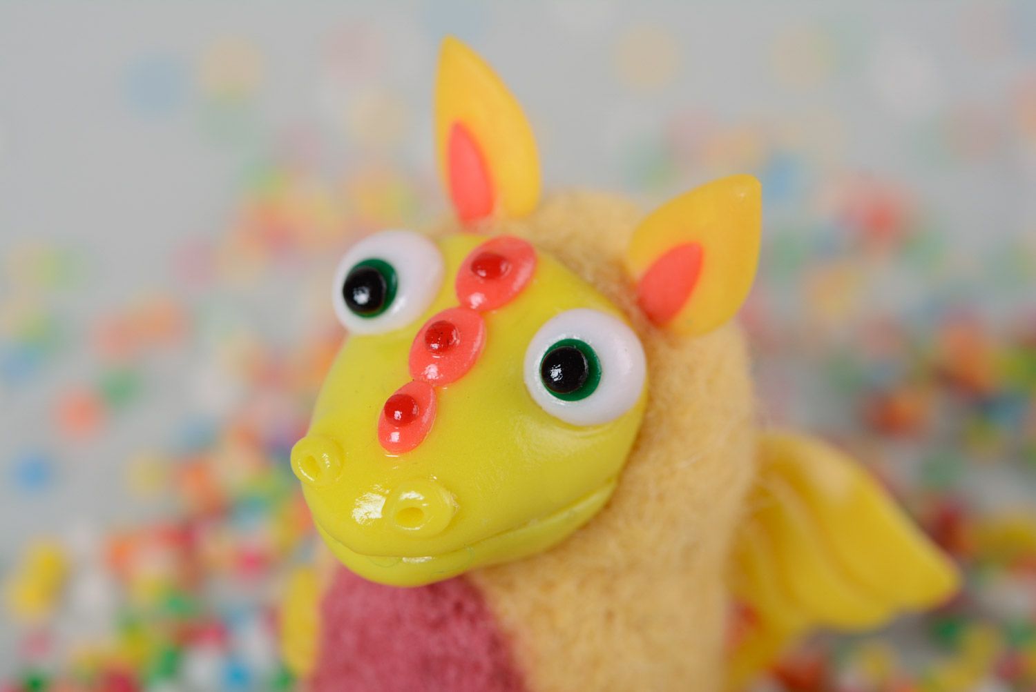 Petit jouet en laine feutrée et pâte polymère fait main original dragon jaune photo 2