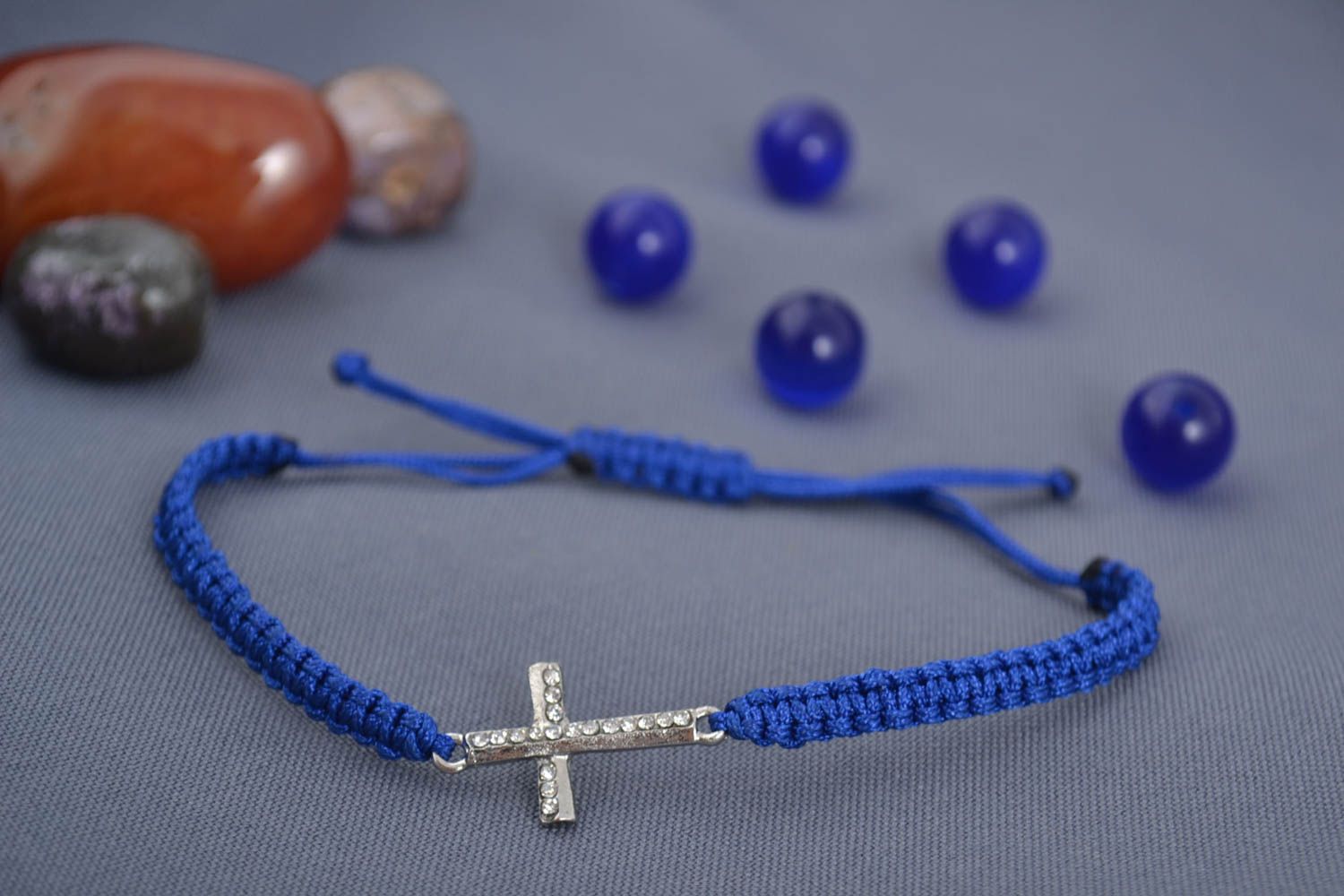 Украшение ручной работы синий браслет на руку браслет из ниток с крестом фото 1