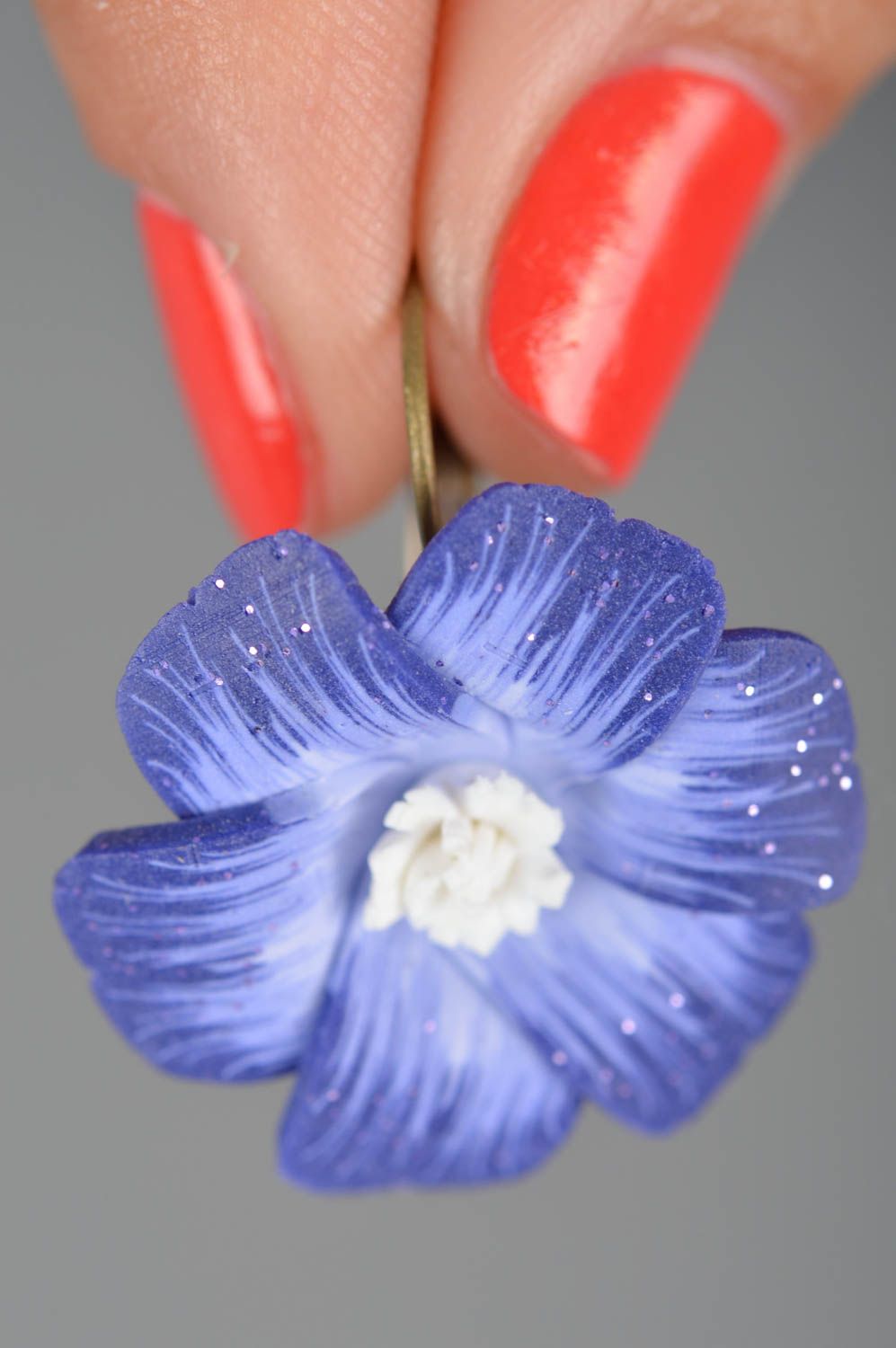 Pendientes artesanales originales con flores de arcilla polimérica de color lila foto 3