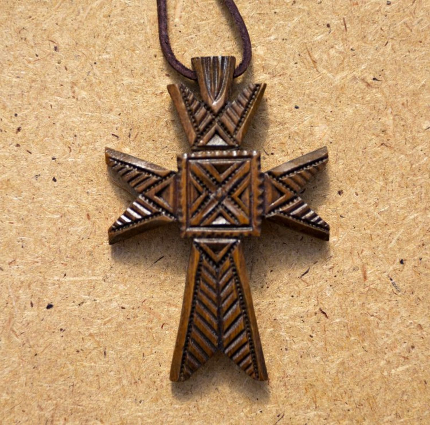 Croce di legno da collo fatta a mano Croce intagliata  Accessori da donna 
 foto 1
