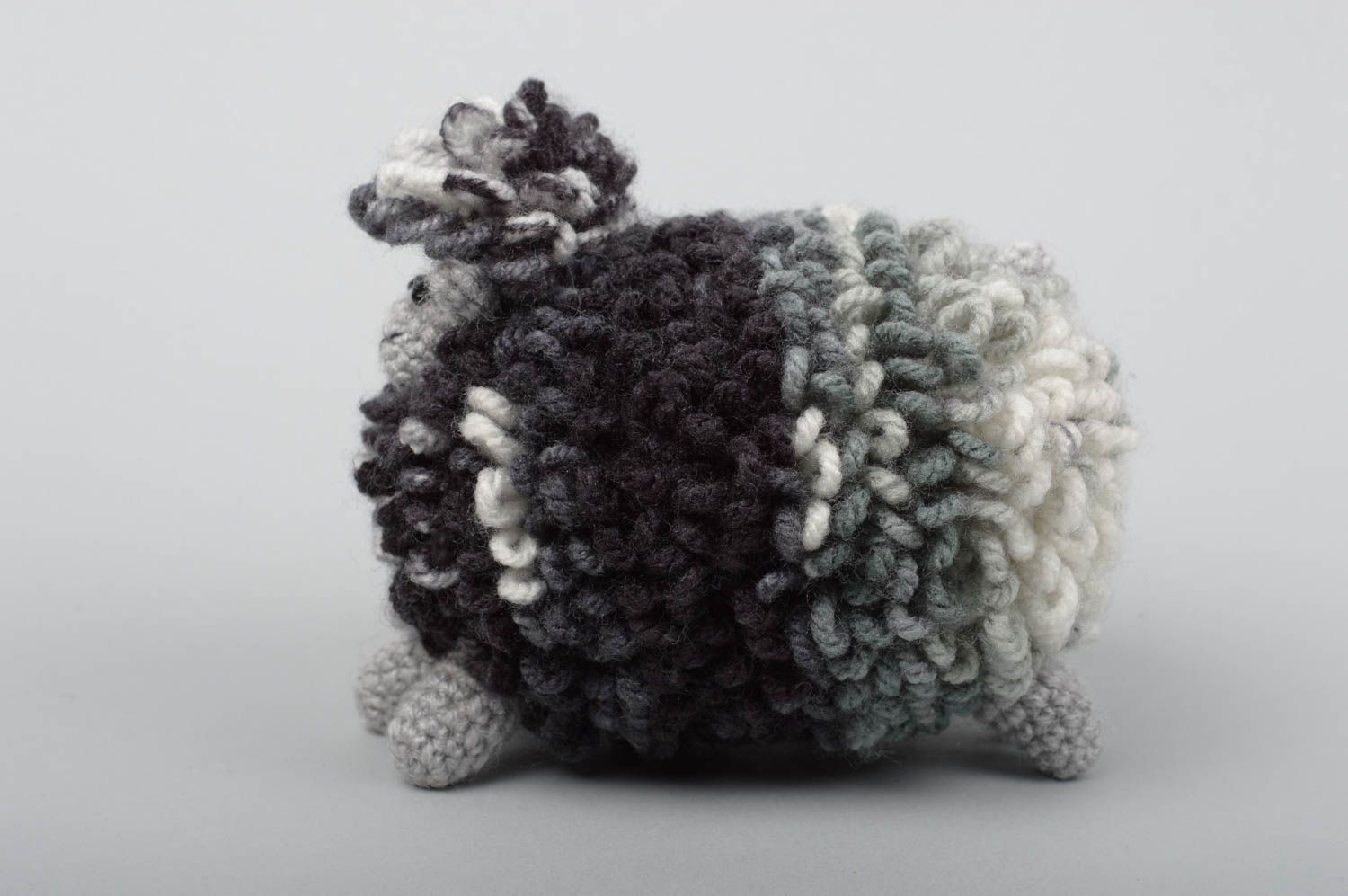 Jouet fait main Peluche mouton noir Jouet enfant tricoté en fils acryliques photo 4