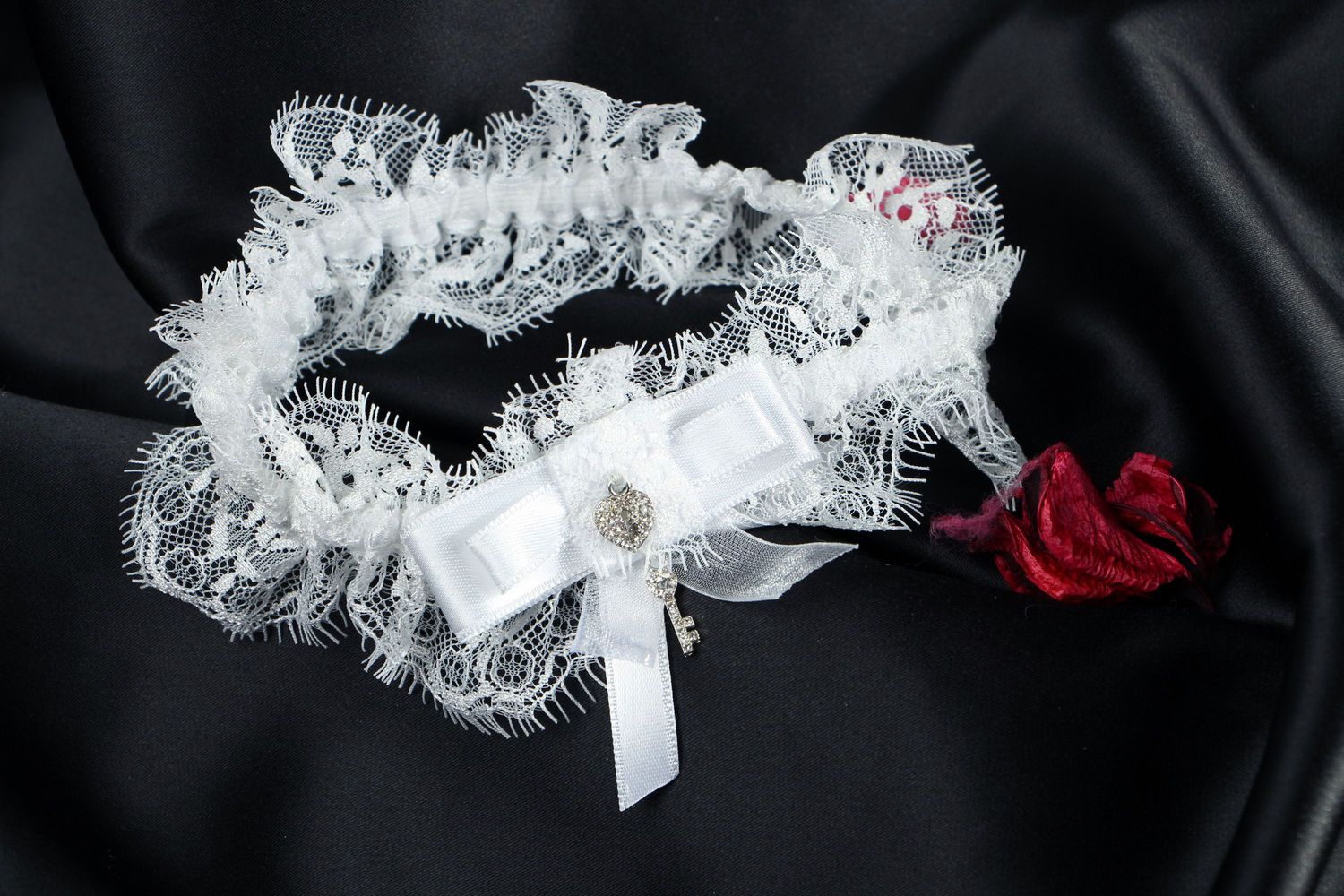 Jarretière de mariée blanche faite main avec strass photo 1