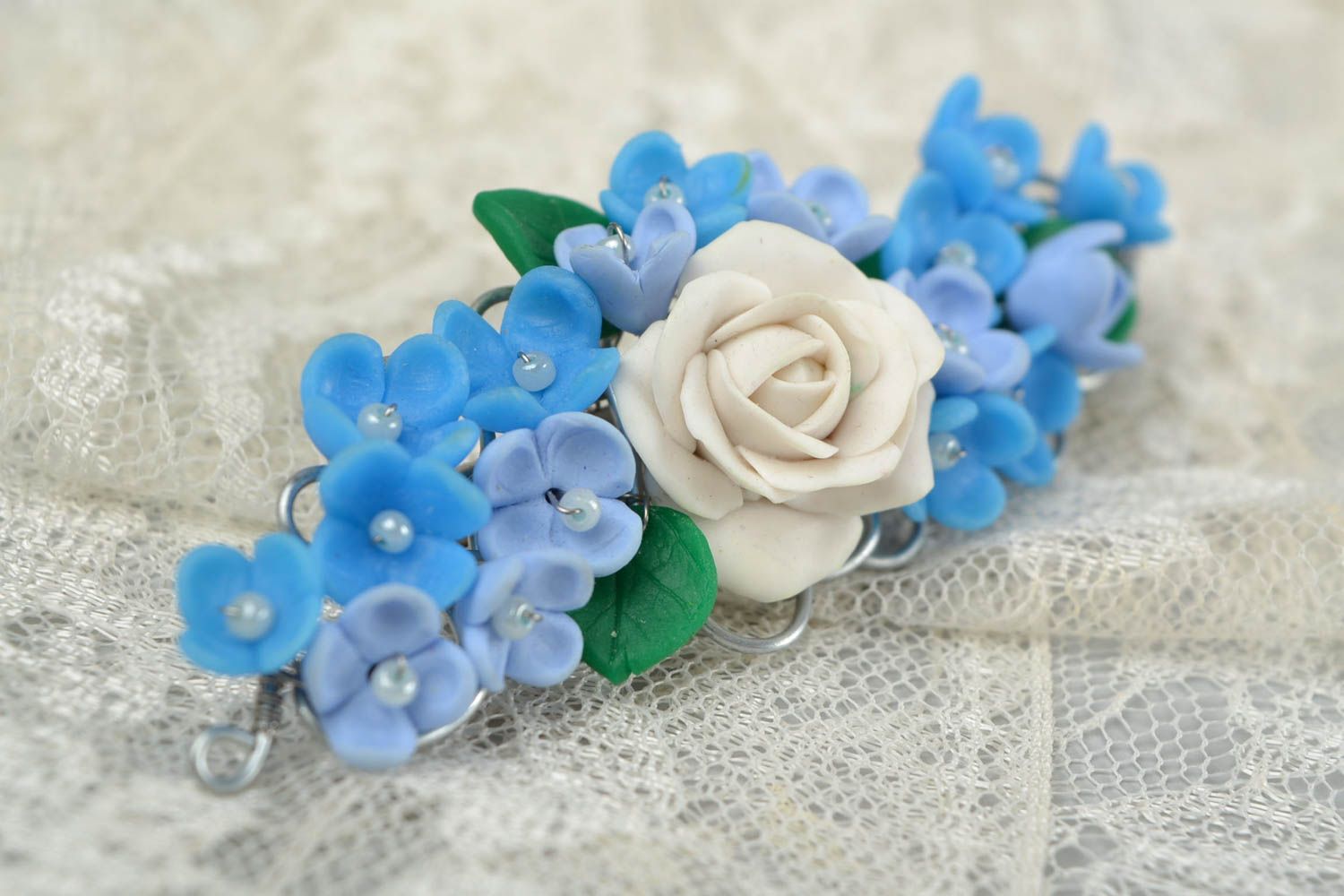 Künstlerische Blumen Brosche aus Polymer Ton Flieder und Rose weiß blau handmade foto 1