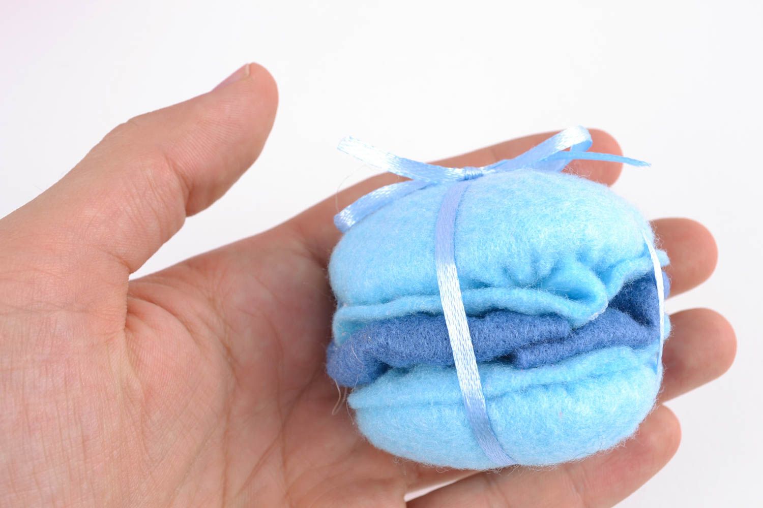 Joli pique-aiguille en feutrine Macaron bleu fait main décoration de design photo 2