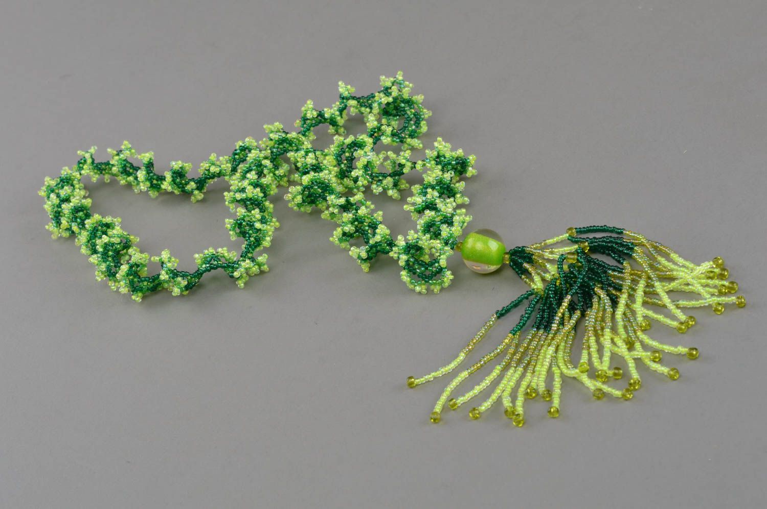 Зеленое ожерелье из бисера и бусин ручной работы крупное оригинальное красивое фото 3