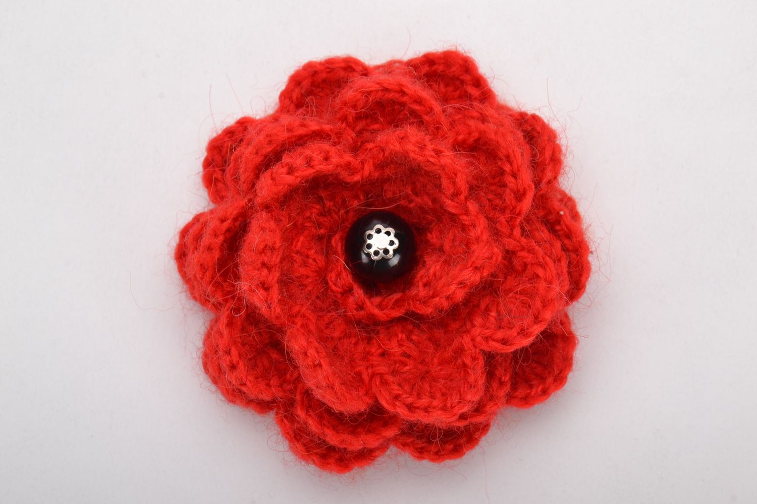 Crochet brooch in the shape of red flower photo 3