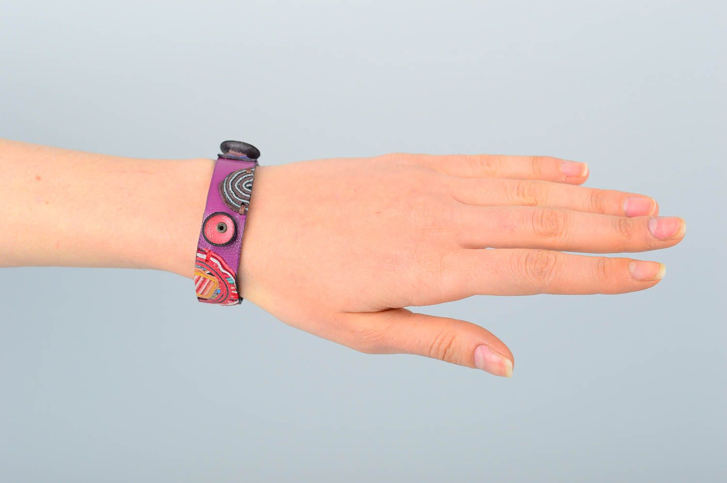 Bracelet en cuir naturel Bijou fait main mauve design Cadeau pour femme photo 1