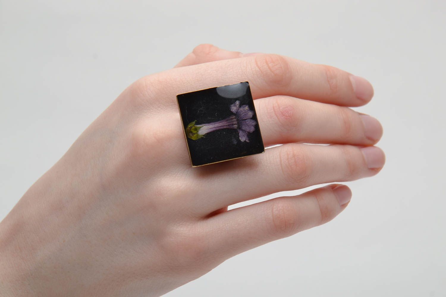 Металлическое кольцо ручной работы с живыми цветами фото 2