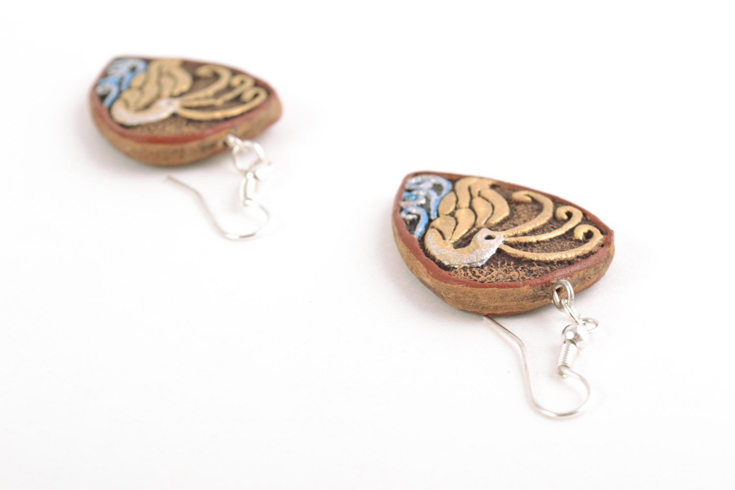 Handmade ceramic dangling earrings with birds painted with acrylics photo 4