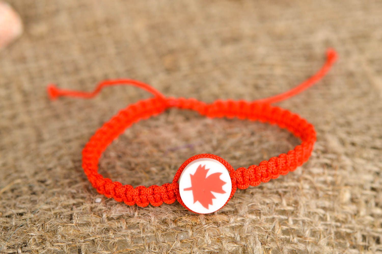 Bracelet fantaisie rouge Bijou fait main tressé Accessoire original pour femme  photo 1