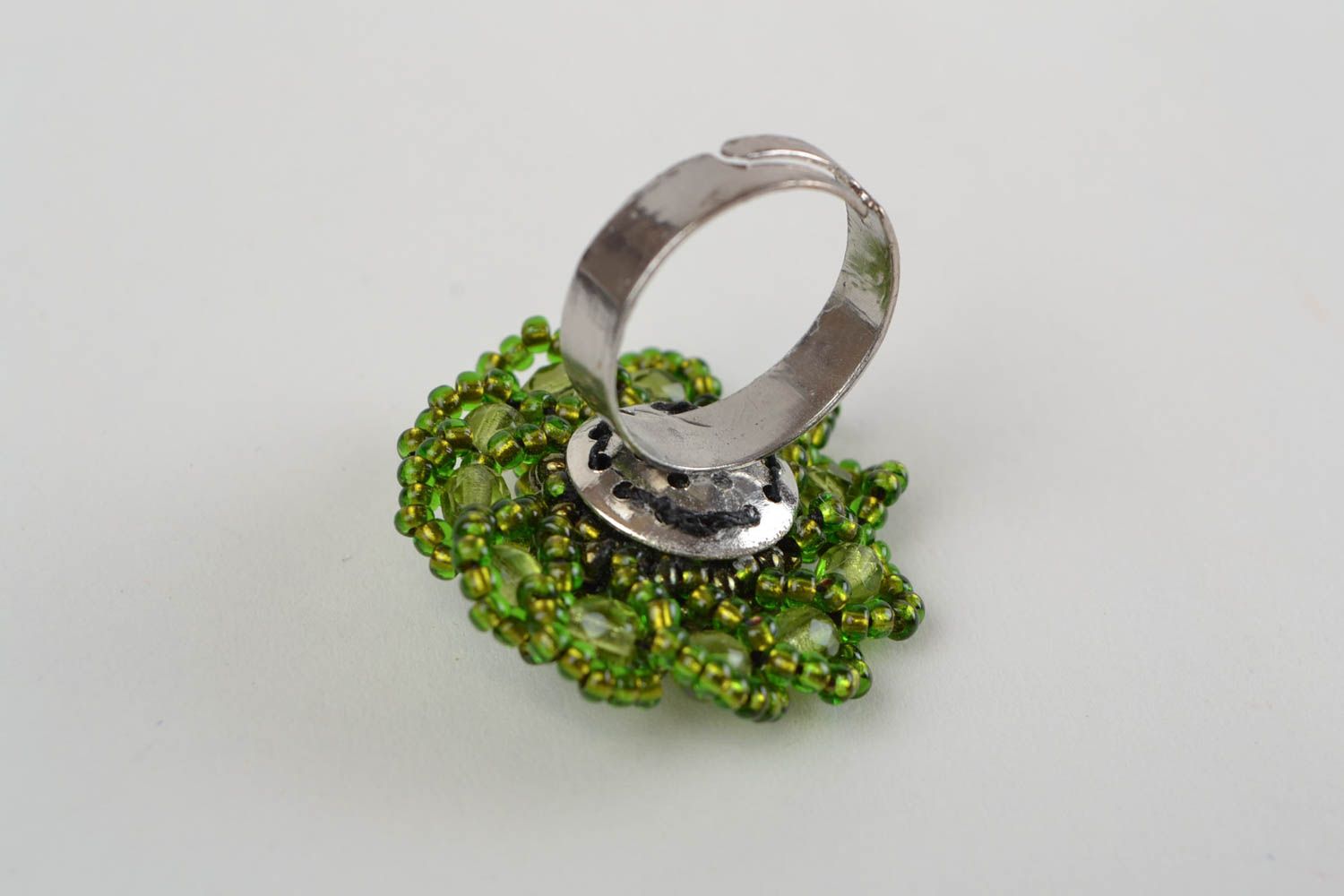 Зеленое кольцо из бисера с натуральным камнем ручной работы оригинальной формы фото 5