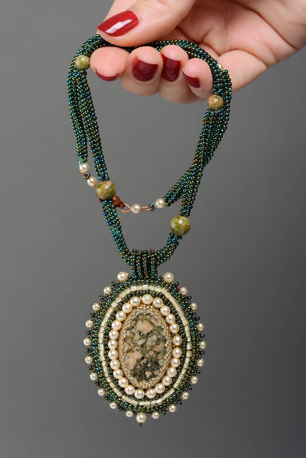 Collier avec pendentif en perles de rocaille et jaspe fait main vert foncé photo 4