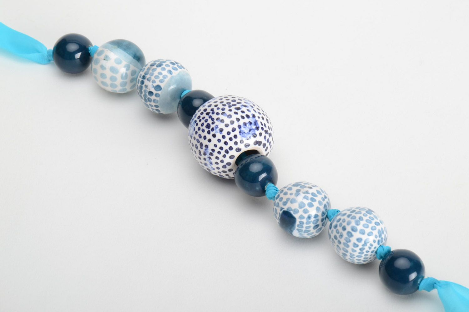Collar de arcilla artesanal azul con esmaltes de colores foto 3