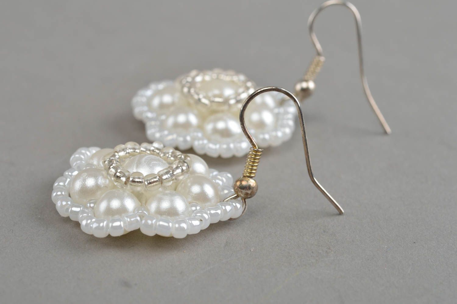 Boucles d'oreilles en perles de rocaille faites main blanches florales photo 3