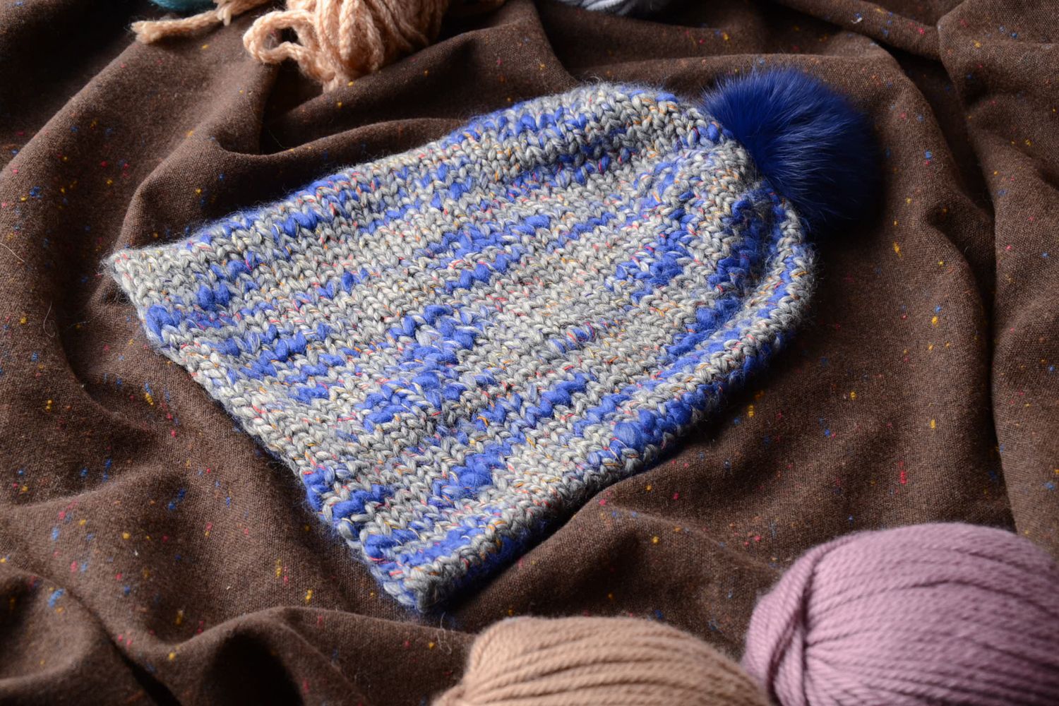 Bonnet tricoté pour femme fait main à pompon bleu gris photo 2