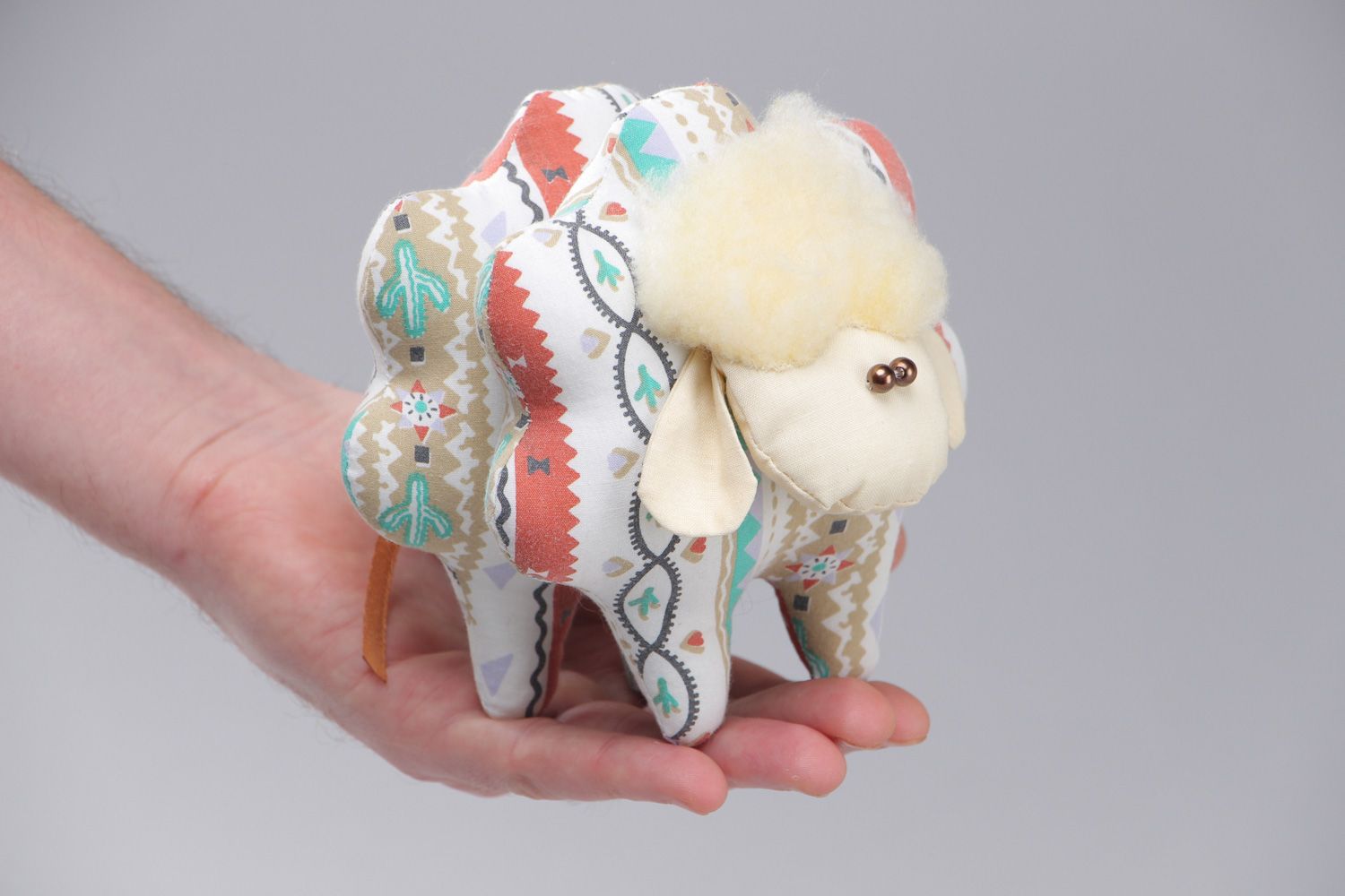 Мягкая игрушка ручной работы овечка из ткани для детей маленькая пестрая  фото 4