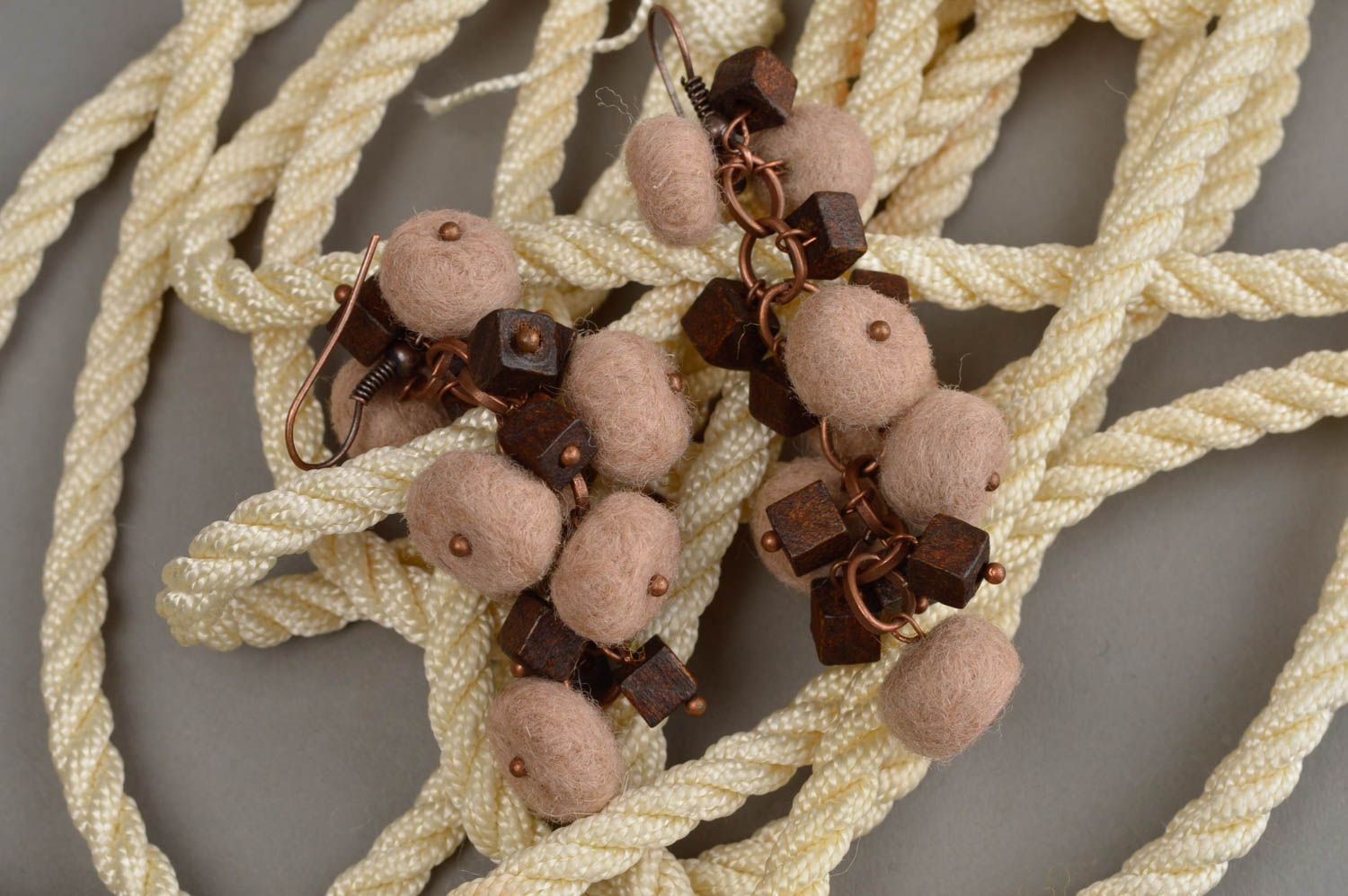 Longues boucles d'oreilles grappe marron en laine feutrée faites main stylées photo 2