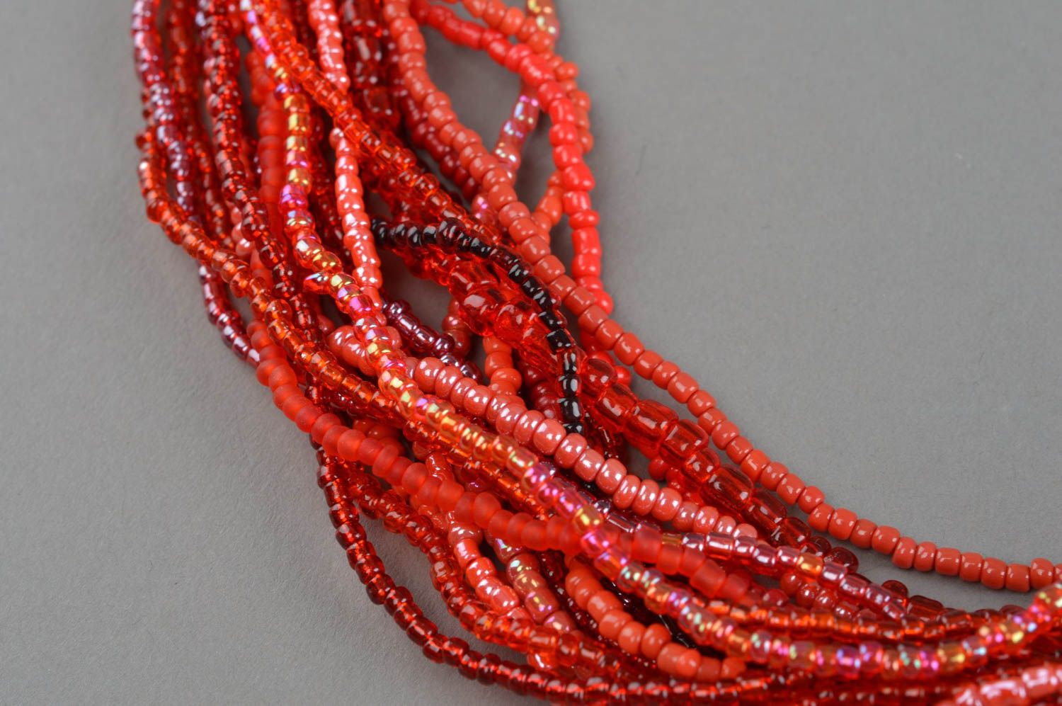 Ожерелье из бисера многорядное красное оригинальное ручной работы Волны фото 3