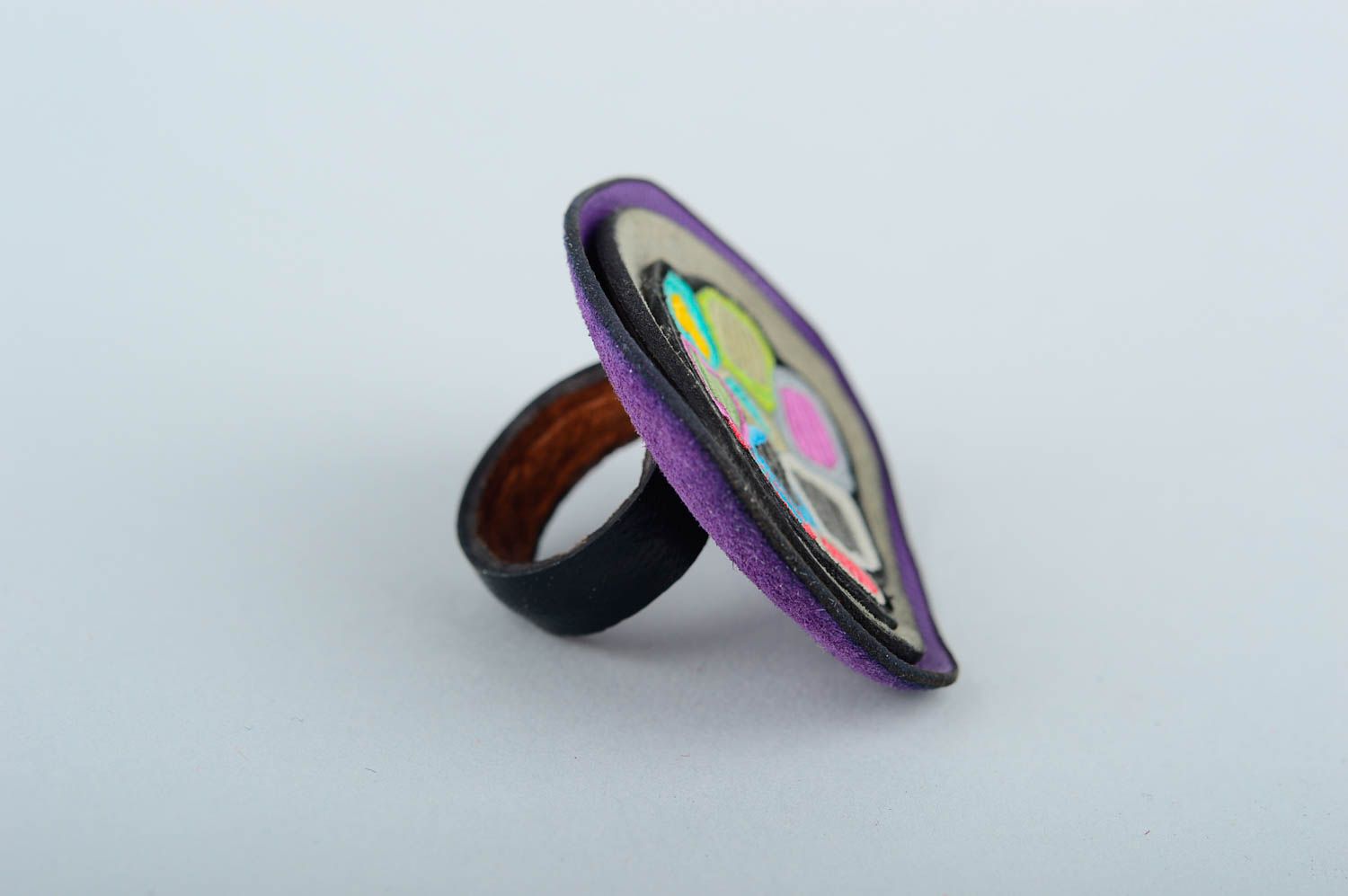 Яркое кольцо из кожи кольцо ручной работы стильное украшение из кожи авторское фото 3