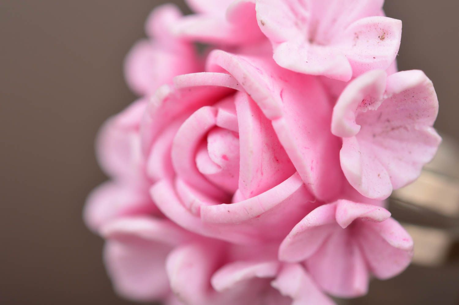 Розовое кольцо из полимерной глины ручной работы в виде розы нарядное объемное фото 3