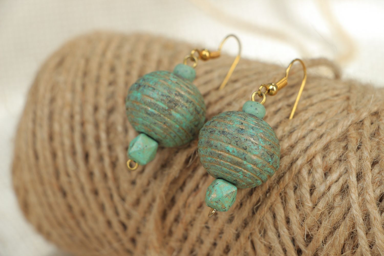 Boucles d'oreilles pendantes faites main avec perles en bois photo 4