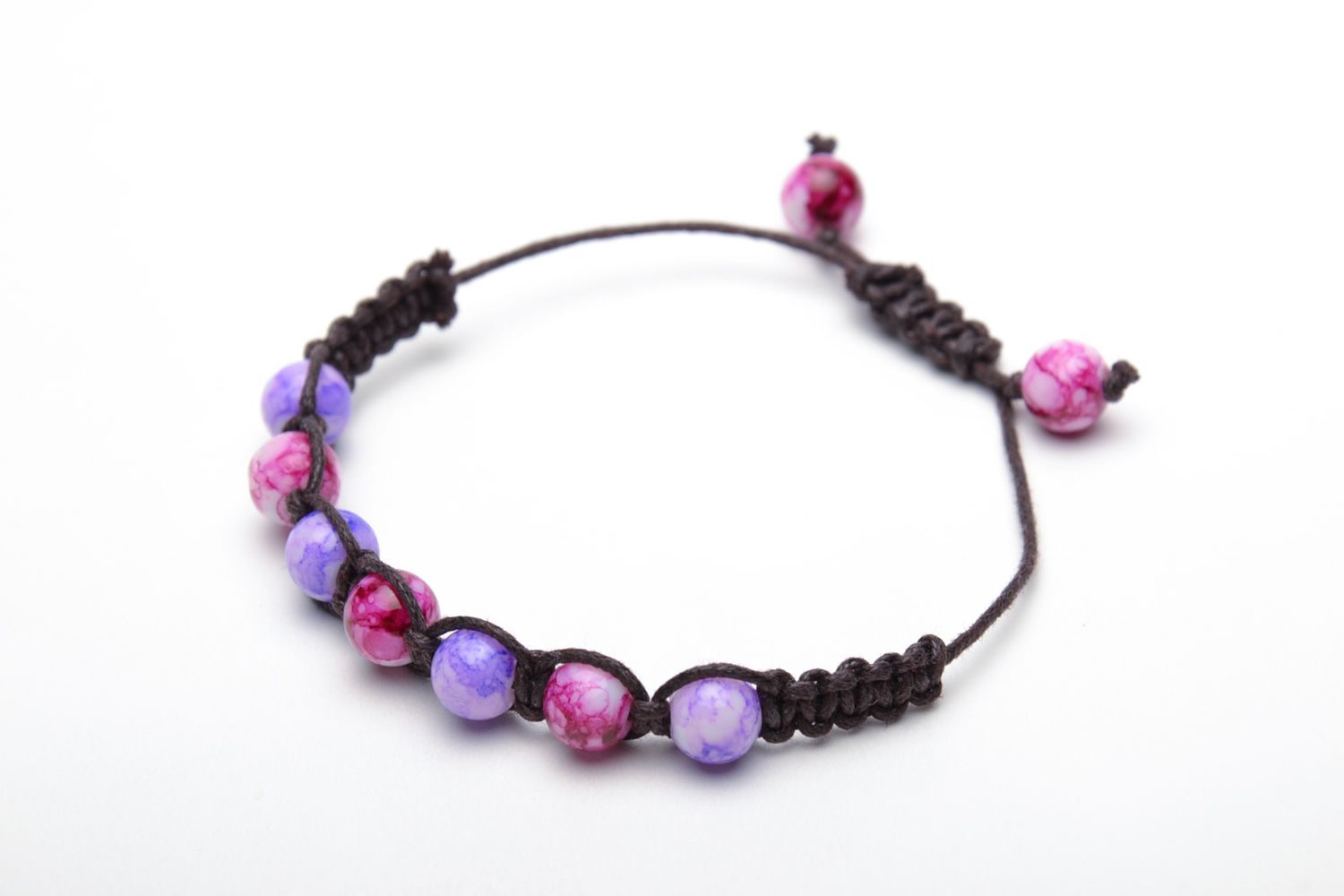 Bracelet en perles plastiques violet tressé pour femme de design fait main photo 2
