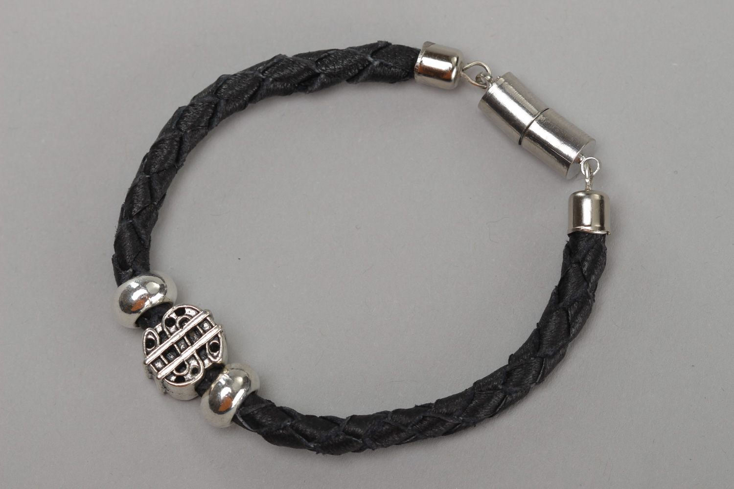 Плетеный браслет из натуральной кожи с металлическими вставками черный фото 2
