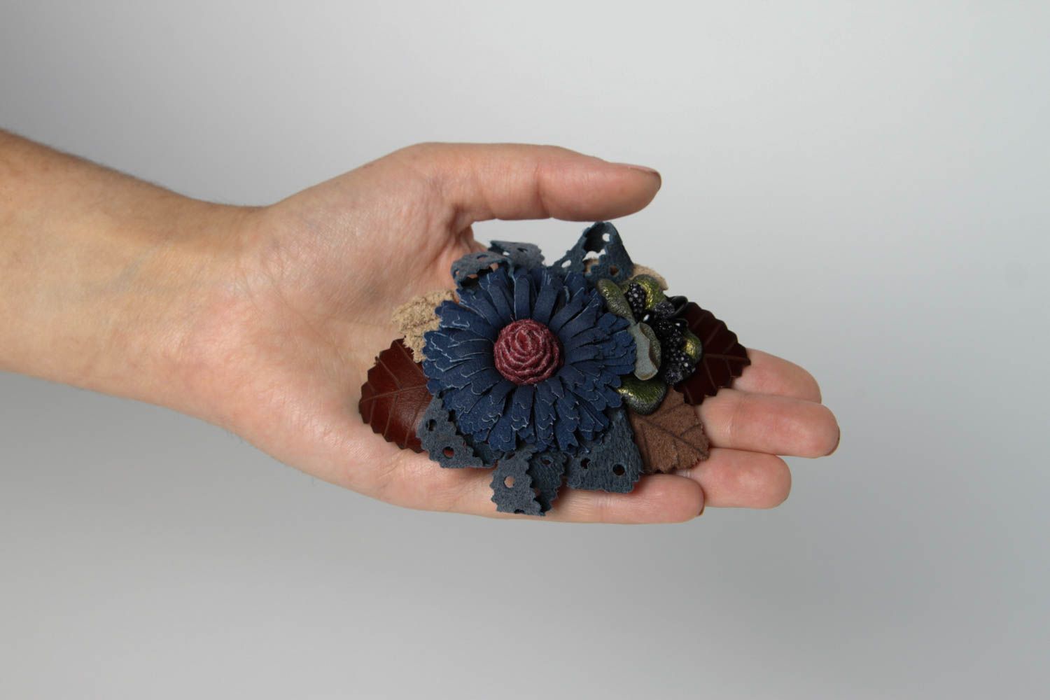 Spilla a forma di fiore di cuoio fatta a mano accessori originali fermaglio  foto 2