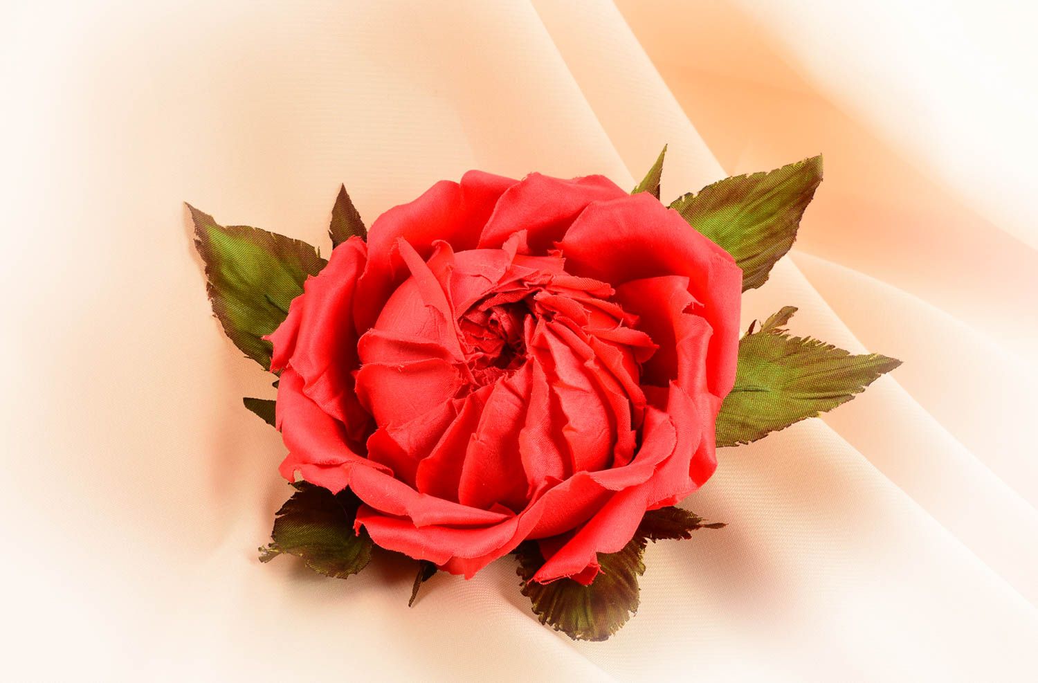 Брошь из шелка хэнд мэйд брошь-заколка красная роза авторская бижутерия фото 1