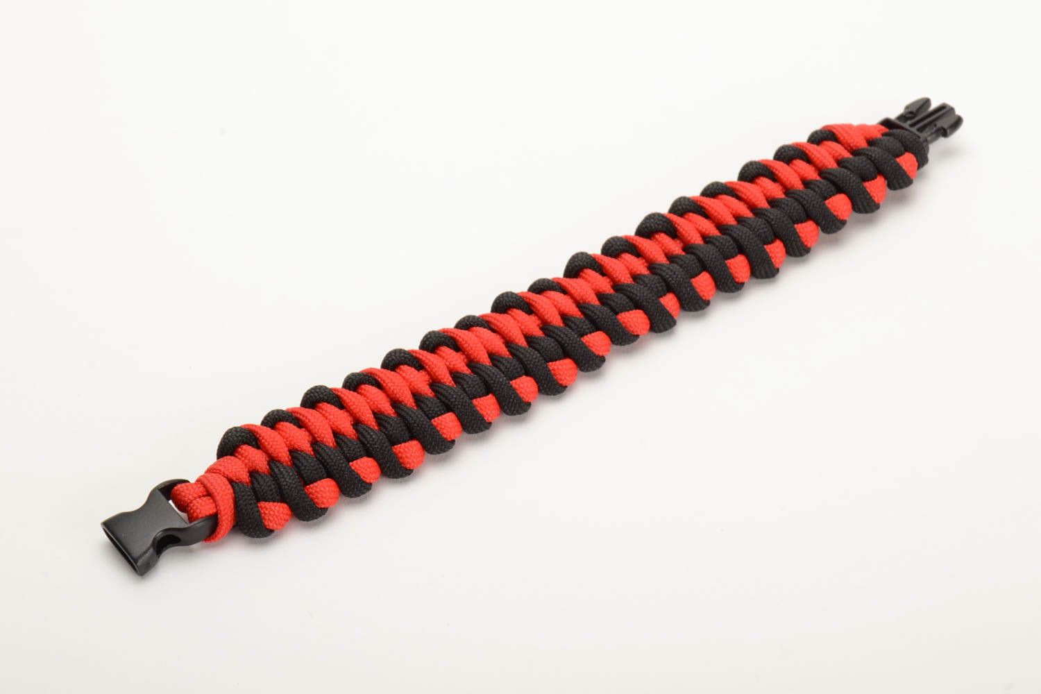 Stilvolles rot schwarzes handmade breites Armband aus Paracord originell  foto 4