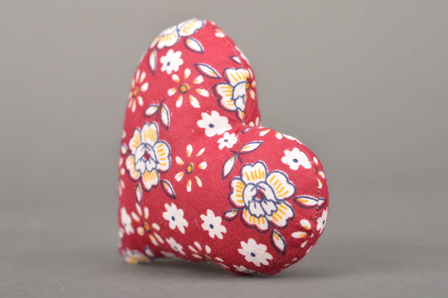 Мягкая игрушка ручной работы сердце из хлопка в цветочек декор дома красивая фото 2