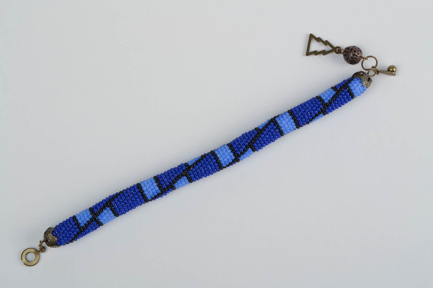 Браслет-жгут из бисера ручной работы красивый синий с геометрическим рисунком фото 3