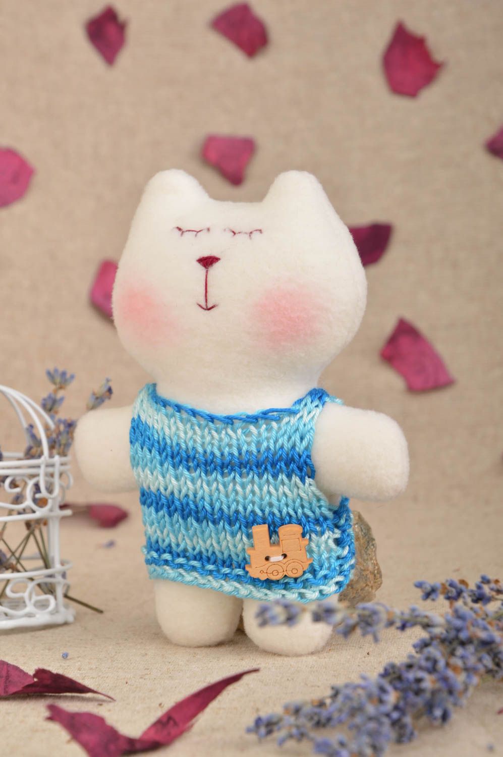 Peluche chat en tissu polaire blanc en pull tricoté bleu fait main petit photo 1