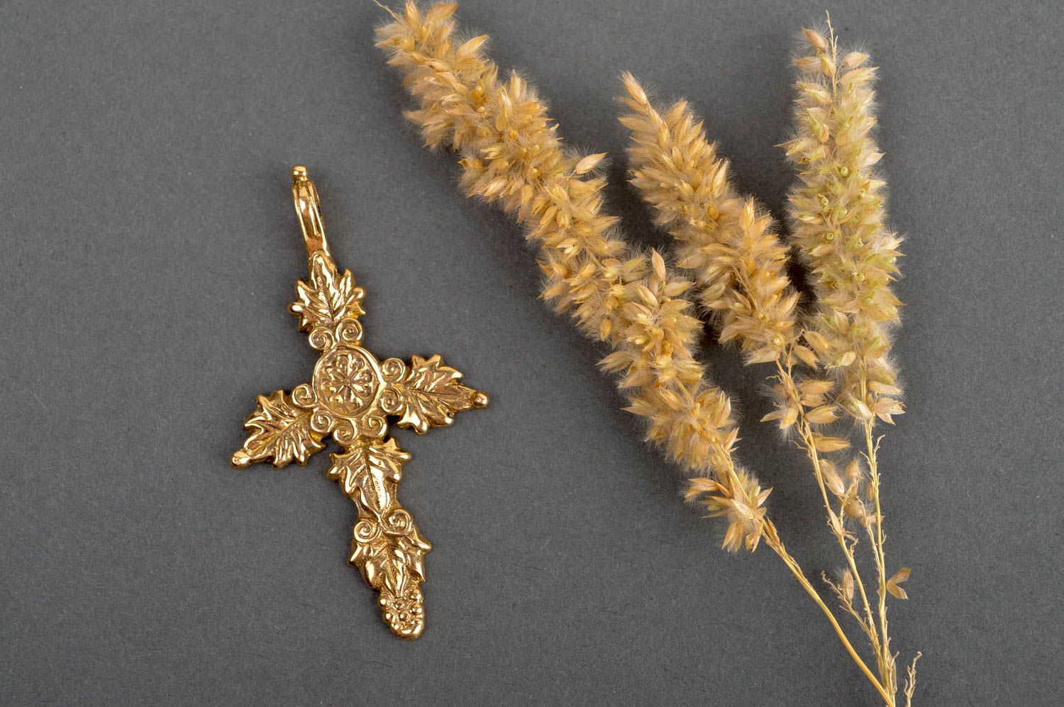 Cruz metálica hecha a mano en color oro regalo original accesorio religioso foto 1