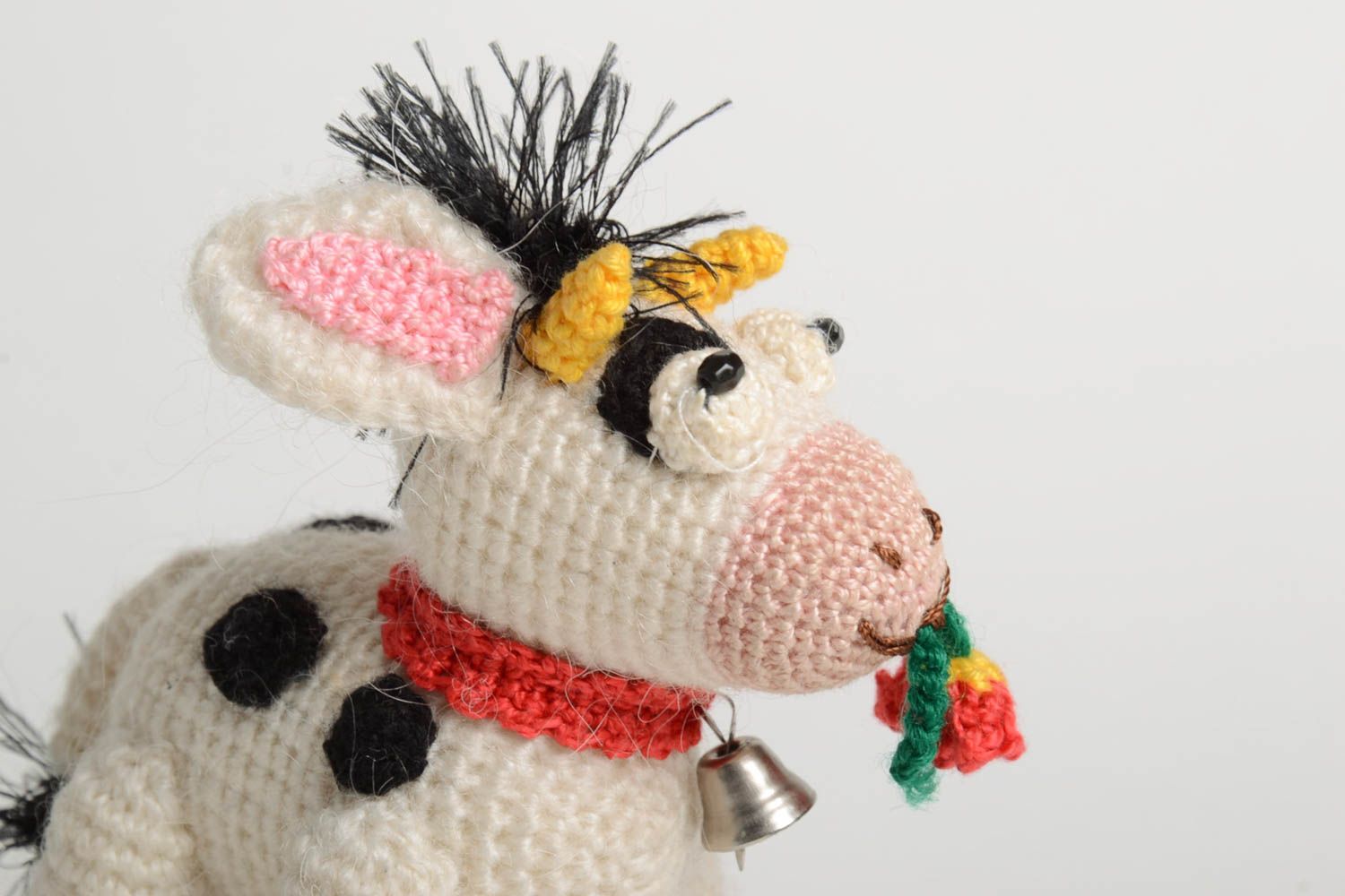 Gehäkeltes Spielzeug handgemachtes Spielzeug Kuscheltier Stoff Kuh mit Blume foto 4