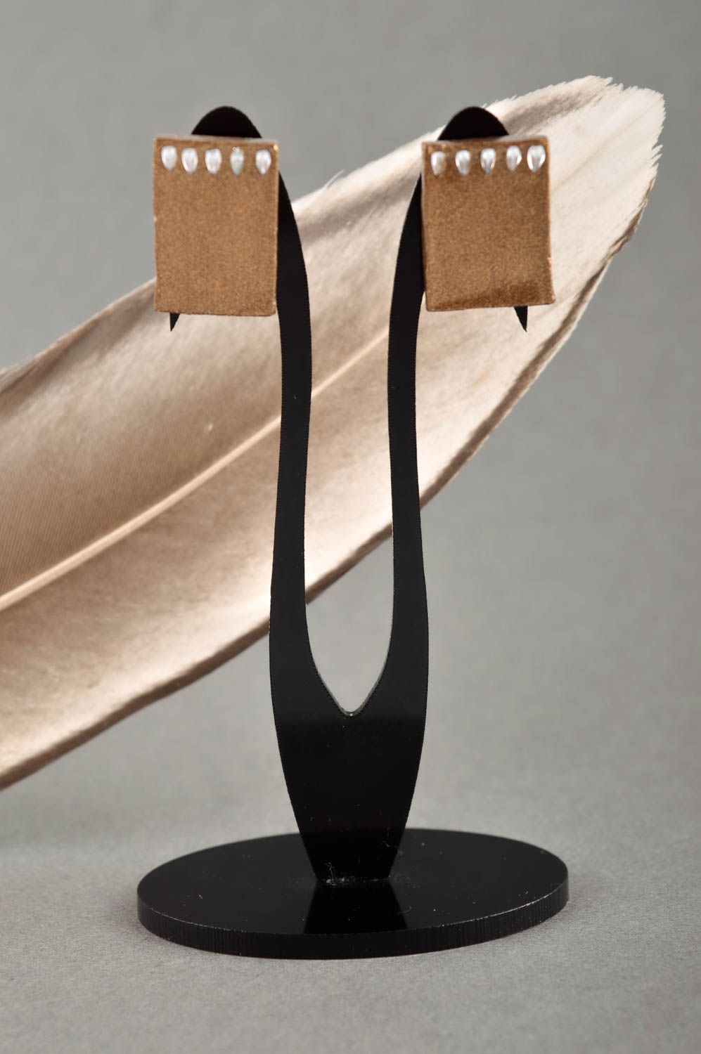 Серьги гвоздики украшение ручной работы серьги из полимерной глины золотистые фото 1