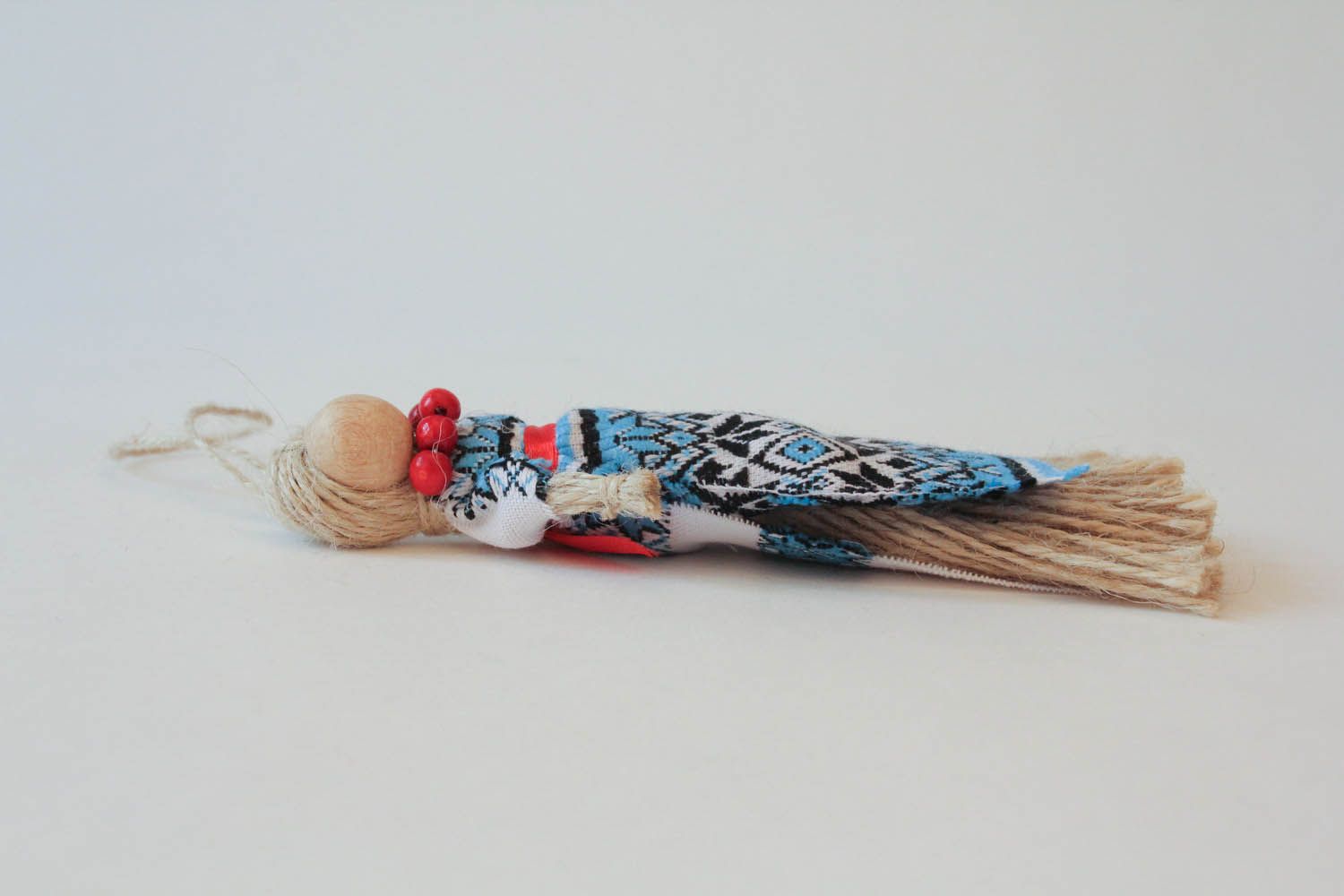 Boneca étnica protectora feita à mão de tecidos naturais e fios de linho foto 2