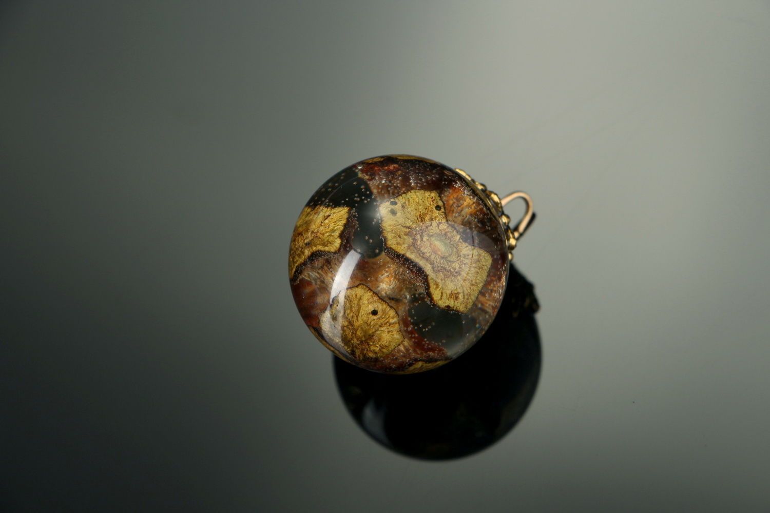 Pendant made of fir cone embedded in epoxy photo 1