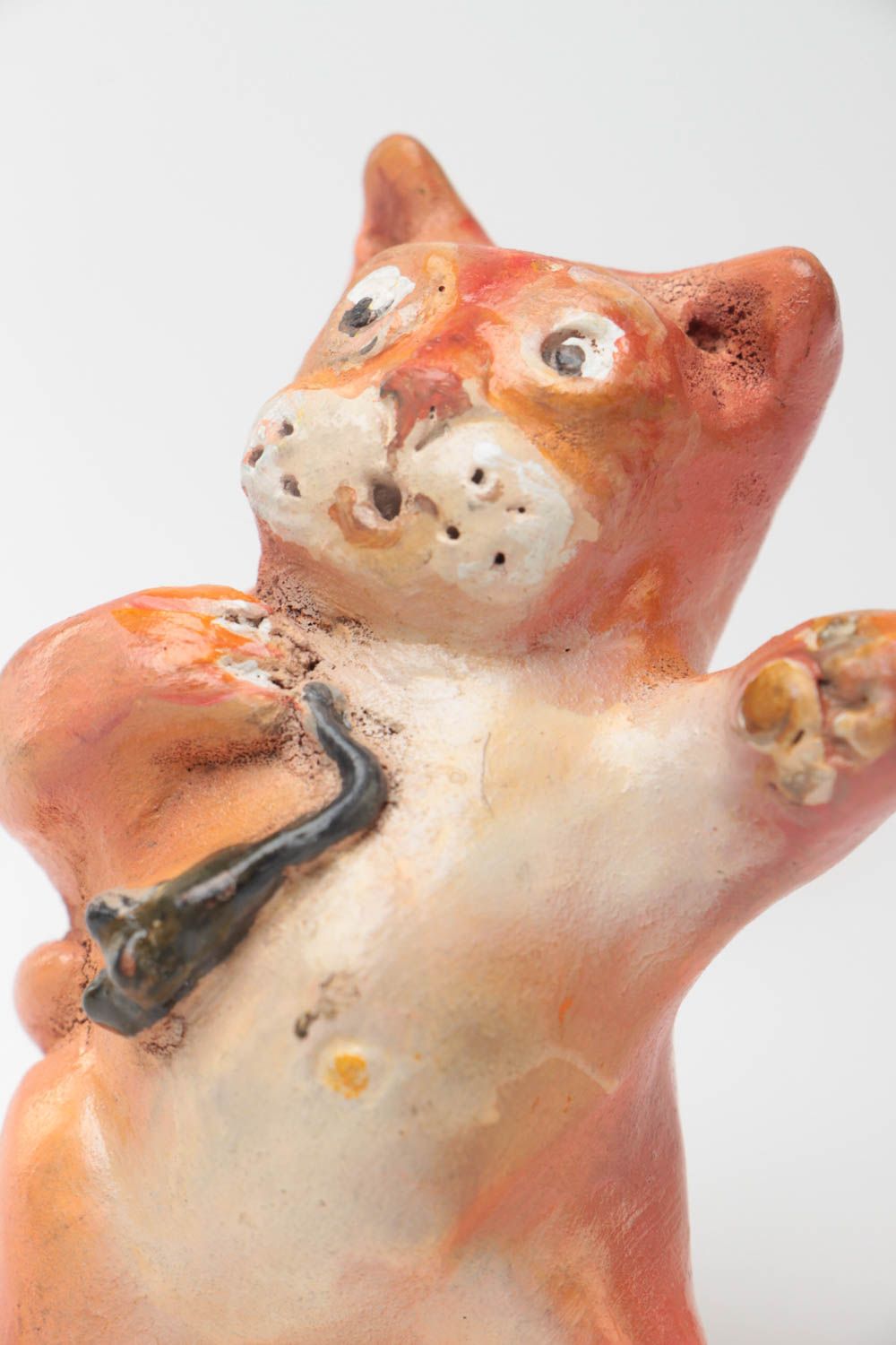 Kleine schöne handgemachte keramische Statuette Katze aus Ton für Interieur foto 3