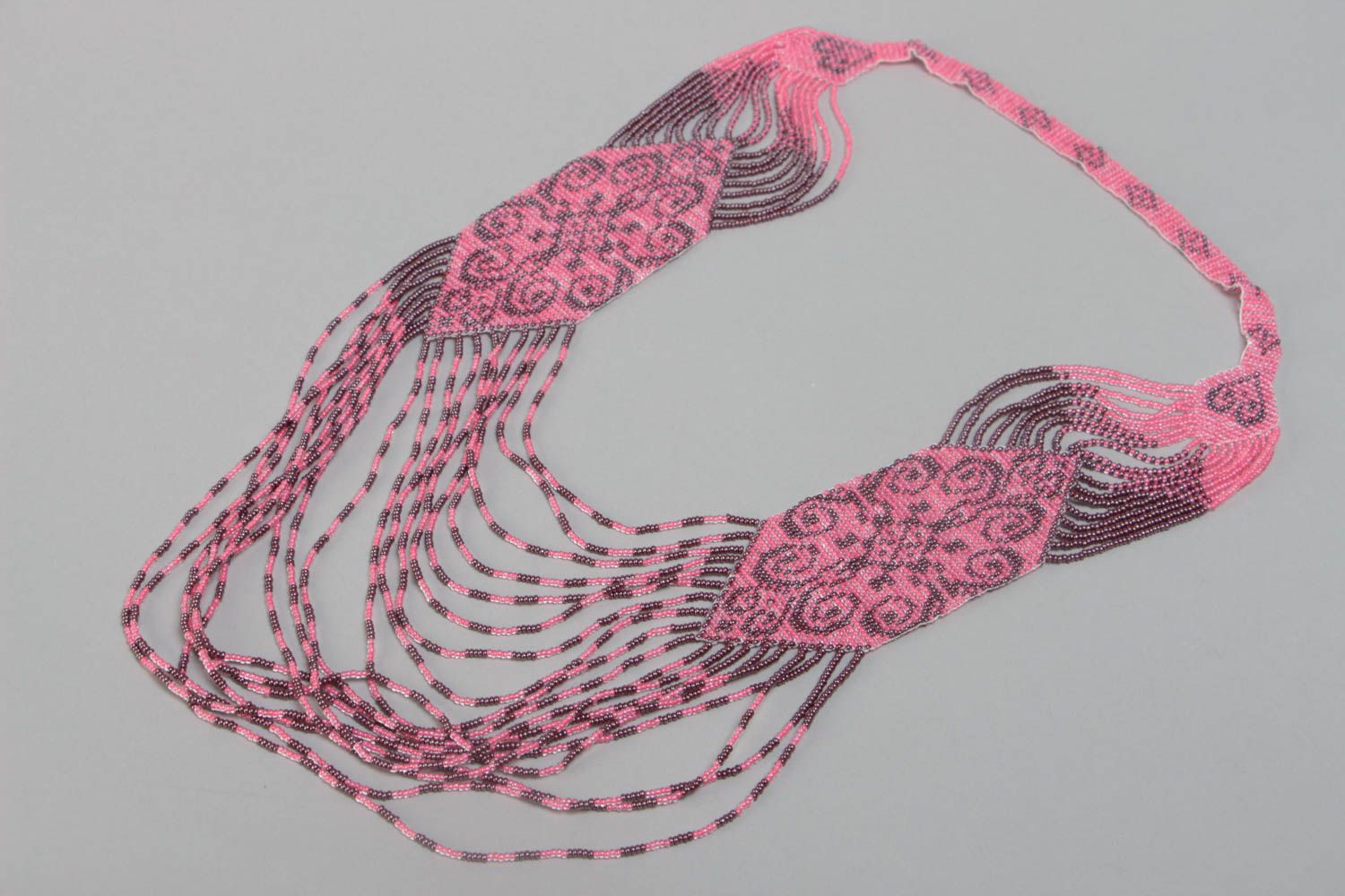 Collar de abalorios artesanal original bonito de colres gris y rosado de autor foto 2