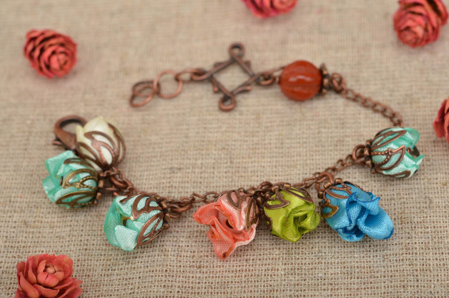 Оригинальная металлический браслет с цветами из атласных лент ручной работы фото 1