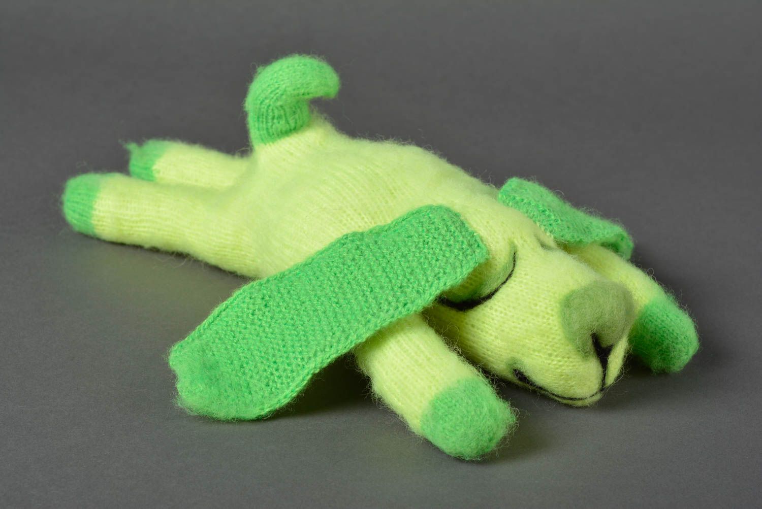 Peluche chien vert Jouet tricot fait main Décoration chambre originale en laine photo 1