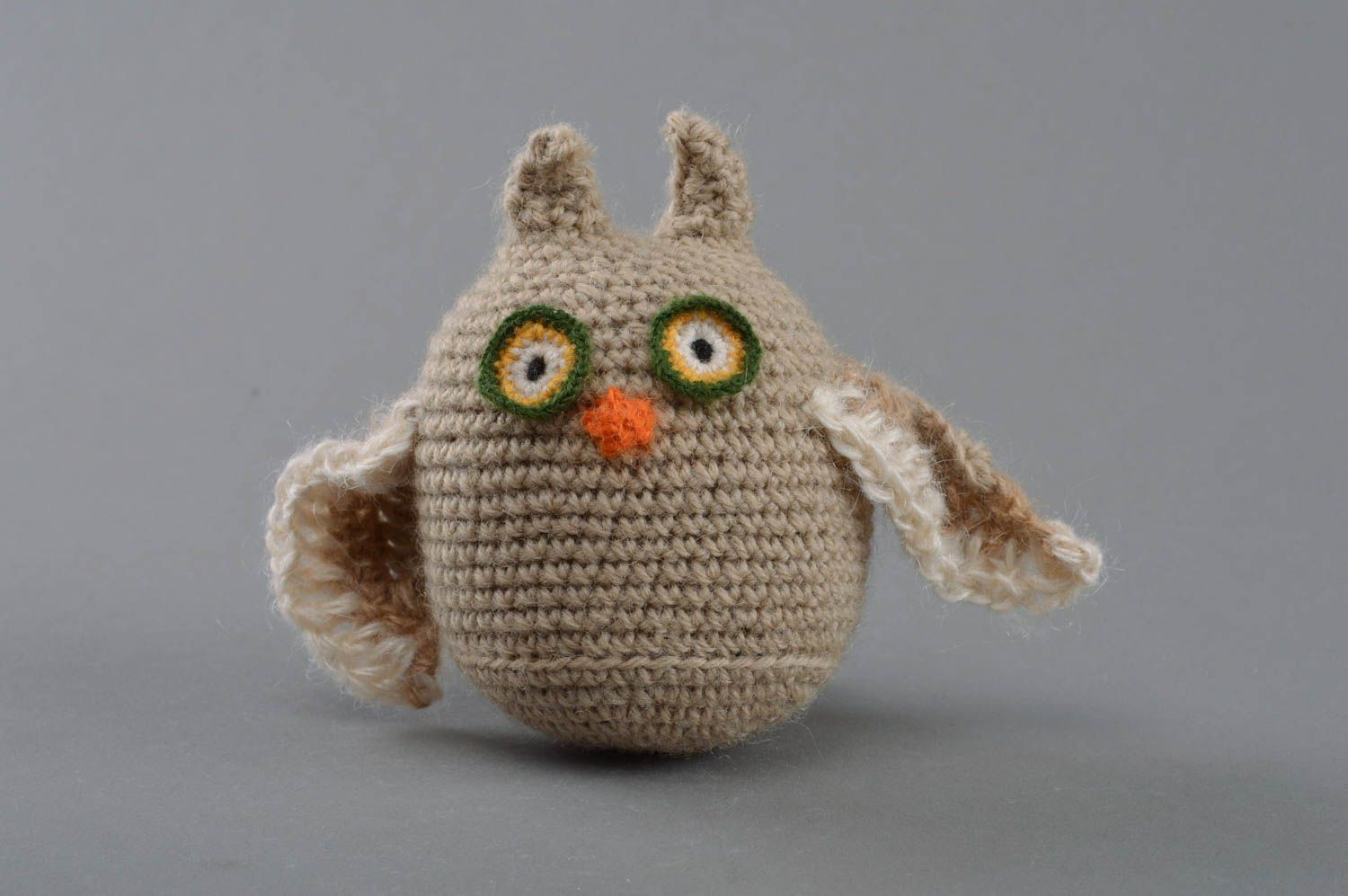Jouet tricoté original fait main petit pour enfant en forme de hibou gris photo 1
