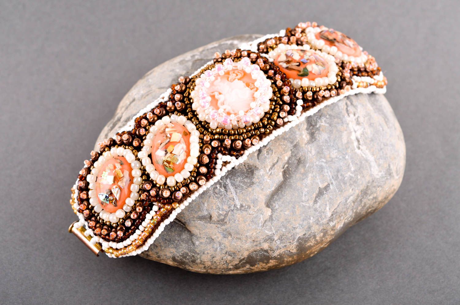 Bracelet en perles de rocaille Bijou fait main sur cuir large Cadeau femme photo 1