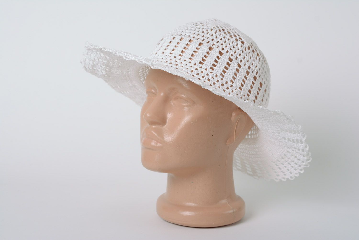 Wunderbarer weißer durchbrochener handgemachter Hut aus Stoff und Baumwollfäden  foto 1