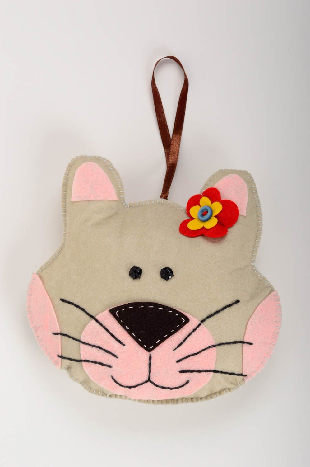 Красивая забавная детская мягкая игрушка подвеска из фетра ручной работы кот фото 1