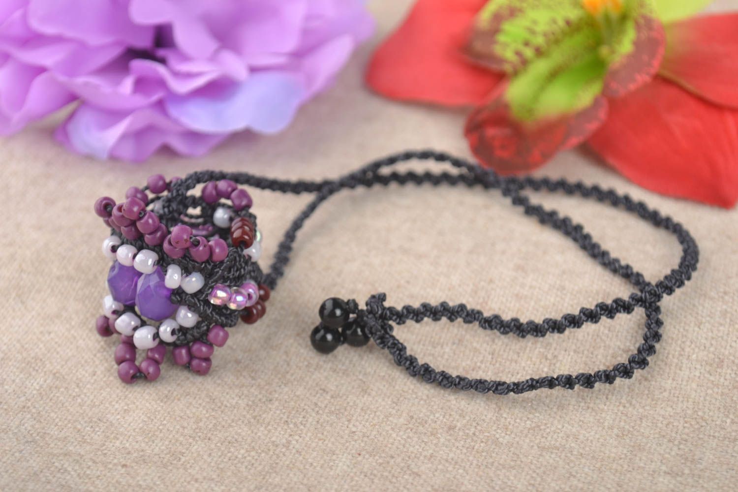 Pendentif violet Bijou fait main Bague violette en perles de rocaille et fils photo 1