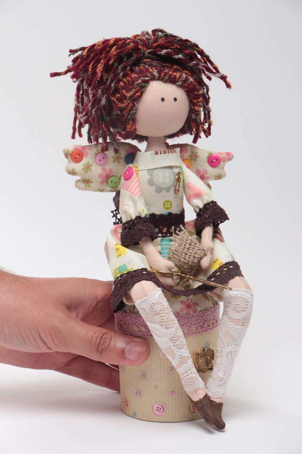 Muñeca de tela artesanal decorativa laborera sentada en el puff foto 5