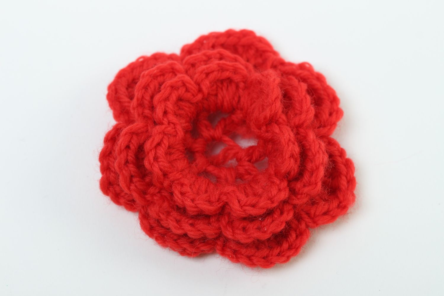 Fleur en tricot faite main Fourniture bijoux rouge au crochet Création broche photo 2
