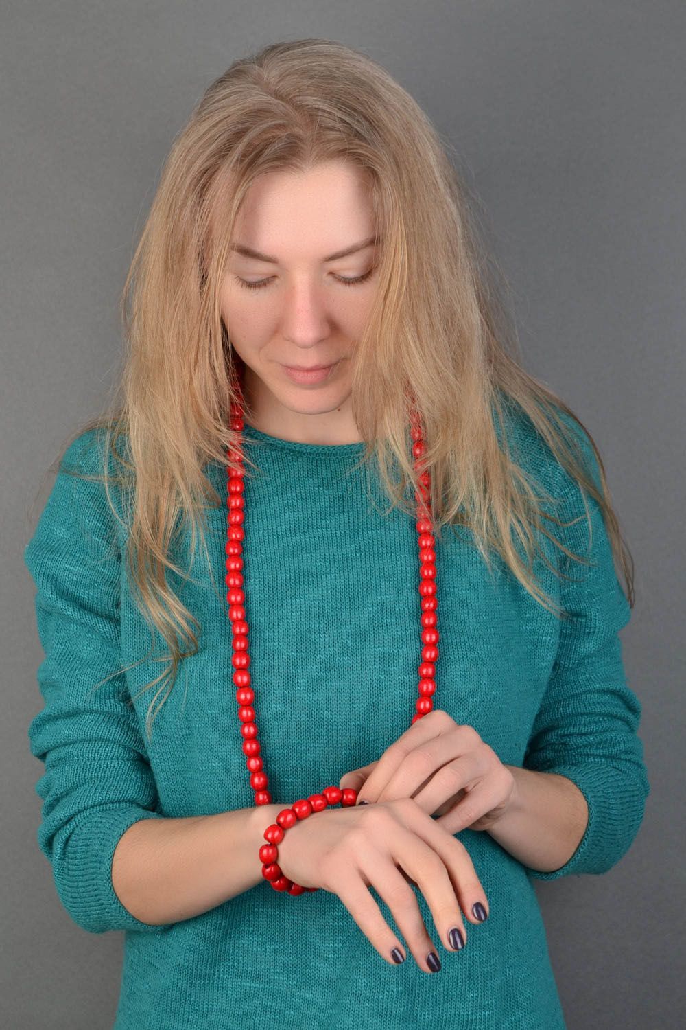 Ensemble de bijoux en bois faits main Collier long et bracelet rouges femme photo 2
